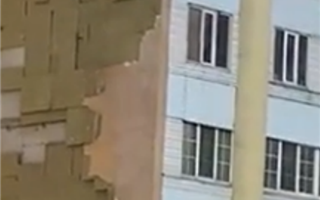 Фасад многоэтажки обрушился из-за сильного ветра в Алматы