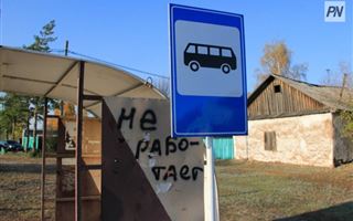 В Павлодаре пассажирский автобус снес остановку