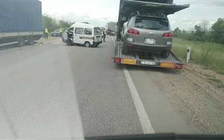 Автомобиль врезался в фуру, стоявшую на обочине трассы в Костанайской области: погибла женщина