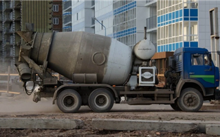В Павлодаре опрокинулся грузовик с бетоносмесителем