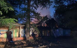 В Шымкенте в заброшенном здании произошел крупный пожар