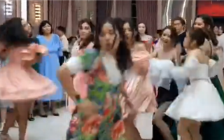 "Хоть бы переоделись" - казахстанцы обсуждают танец выпускниц