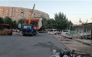 В Алматы демонтируют незаконно построенное летнее кафе