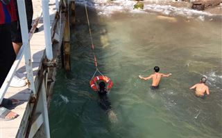 В Актау спасатели вытащили из воды троих тонущих людей