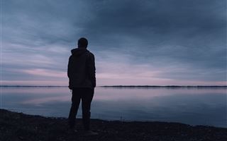 Исследование: одинокие люди воспринимают мир совершенно по-другому