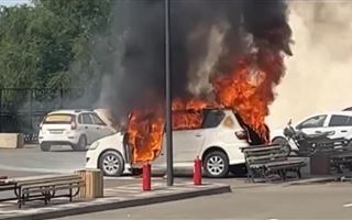 В аэропорту Уральска на парковке загорелось авто