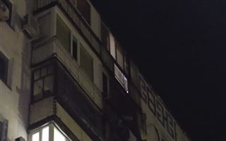 В Павлодаре на седьмом этаже загорелся балкон