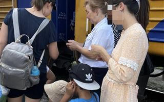 Женщину с двумя детьми сняли с поезда в Атырау
