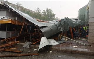 Людей завалило обломками крыши торгового дома в Павлодаре