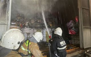 Пожар на рынке "Кенжехан-2" в Алматы потушен