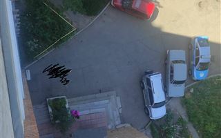 В Усть-Каменогорске мужчина выпал из окна и разбился насмерть