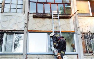 Возгорание сухостоя потушили на балконе в Петропавловске