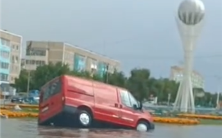 Микроавтобус провалился в арык в Лисаковске