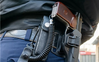 В Павлодаре полицейские у двоих мужчин изъяли пистолеты иностранного производства