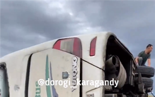 Автобус перевернулся из-за сильного ветра в Карагандинской области