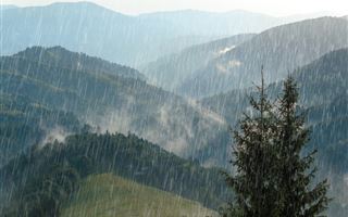 После дождей в горах Алматинской области искали 13 туристов и лесника 