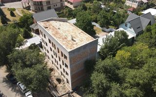 Незаконно построенный бизнес-центр сносят в Алматы