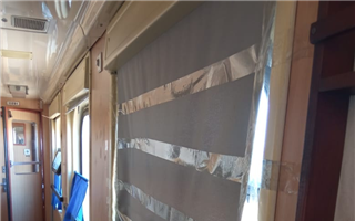 Окно, заклеенное скотчем, и отсутствие кондиционеров: чем "радует" пассажиров КТЖ 