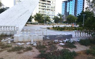 В Актау вандалы повредили балюстраду на бульваре Победы
