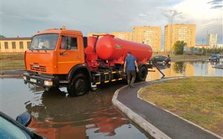 В столице более 100 единиц спецтехники откачивали воду с улиц после дождя