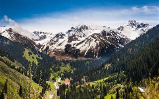 В алматинских горах вторые сутки ищут пропавшего туриста