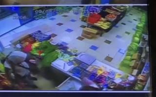 В Костанае мужчина, угрожая ножом, ограбил овощной павильон