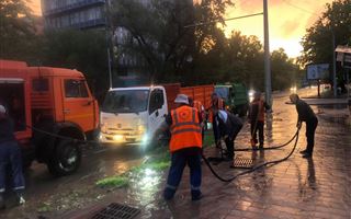 Более тысячи рабочих ликвидировали последствия ливня в Алматы