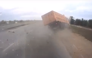 Авария с грузовым автомобилем попала на видео в Актюбинской области 