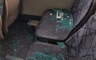 В Караганде на мать с грудничком упало боковое стекло автобуса