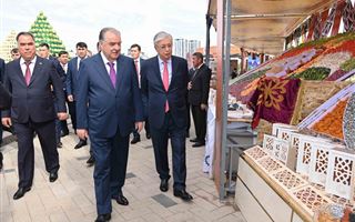 Касым-Жомарт Токаев и Эмомали Рахмон осмотрели выставку-ярмарку сельскохозяйственных и промышленных товаров Таджикистана