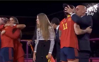 Президента испанской федерации футбола отстранили, за то что он поцеловал игрока в губы