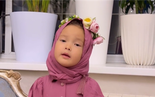 Казахстанцы раскритиковали Каракат Абильдину, которая надела хиджаб на маленькую дочь