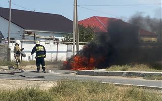 В пригороде Актау загорелся автомобиль