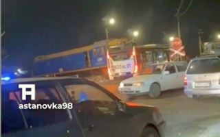Маршрутный автобус столкнулся с поездом на железнодорожном переезде в Астане