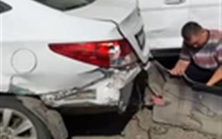 Пьяная автомобилистка въехала в несколько авто на парковке в Усть-Каменогорске