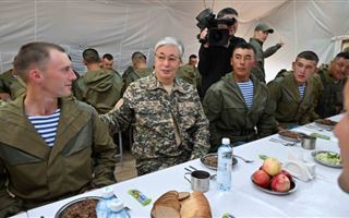 Верховный главнокомандующий пообедал вместе с солдатами в военном полевом лагере 