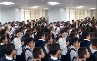 В управлении образования Астаны прокомментировали видео с давкой детей в школе 