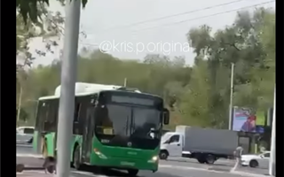В Алматы автобус без водителя столкнулся с четырьмя автомобилями