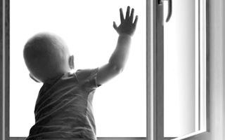 Четырехлетний малыш выпал из окна пятого этажа в Атырау