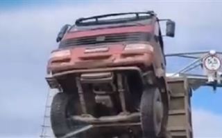 В Костанайской области водитель большегруза повредил дорожную опору