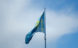 Флаг Казахстана могут разрешить вывешивать на балконах и в помещениях
