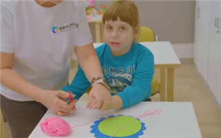 Девочка с аутизмом занимается специализированном центре реабилитации и развития «Камкорлык»