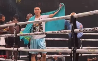 Казахстанец отправил в нокаут непобежденного боксера в карде у Канело - видео