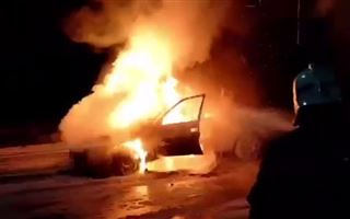 В Шымкенте на одной из улиц загорелся автомобиль