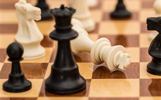 Казахстанский шахматист сенсационно победил Карлсена на турнире в Дохе