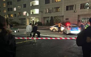 В Алматы девушка выпала с 15-го этажа и погибла 