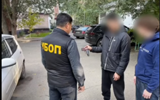 В Павлодаре полицейские задержали двух парней, которые хвастались оружием в соцсетях