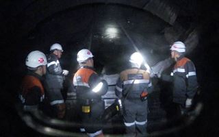 Министр по ЧС спустился в шахту, где произошла трагедия
