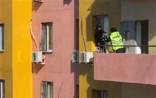 Девушку, пытавшуюся спрыгнуть с балкона 15 этажа, спасли полицейские Атырау