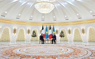 Президенты Казахстана и Франции провели переговоры в узком формате